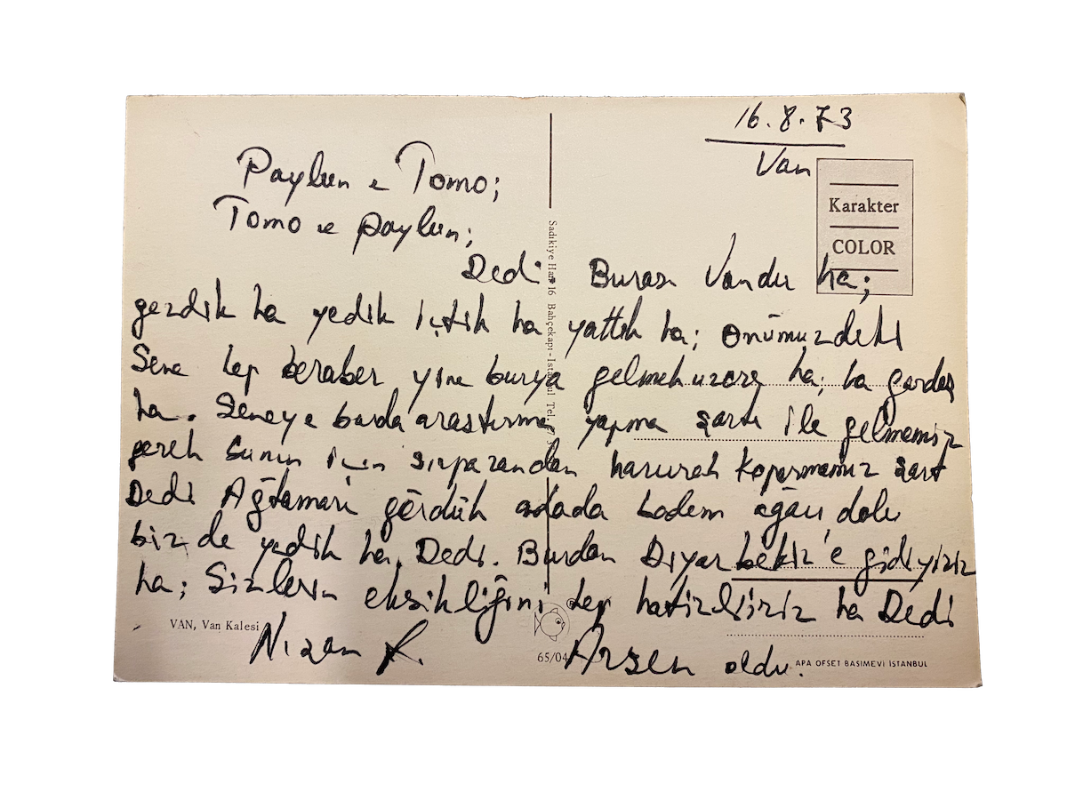 Payline ve Tomo'ya gelen bir kartpostalın fotoğrafı