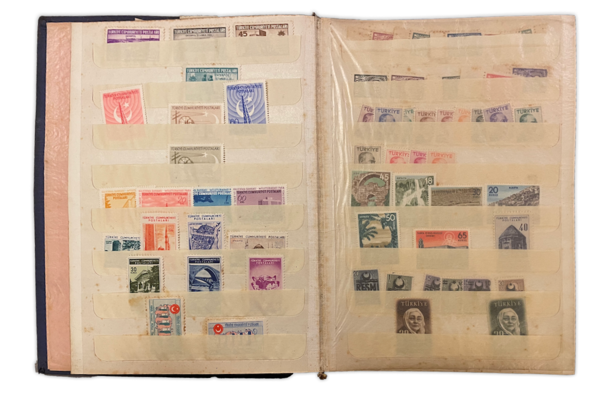 Pul koleksiyonundan bir defter sayfasını gösterir fotoğraf