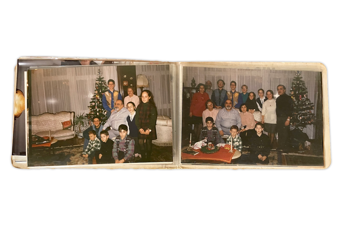 Küçük bir fotoğraf albmünün açık yan yana iki fotoğraf gösterir fotoğrafı