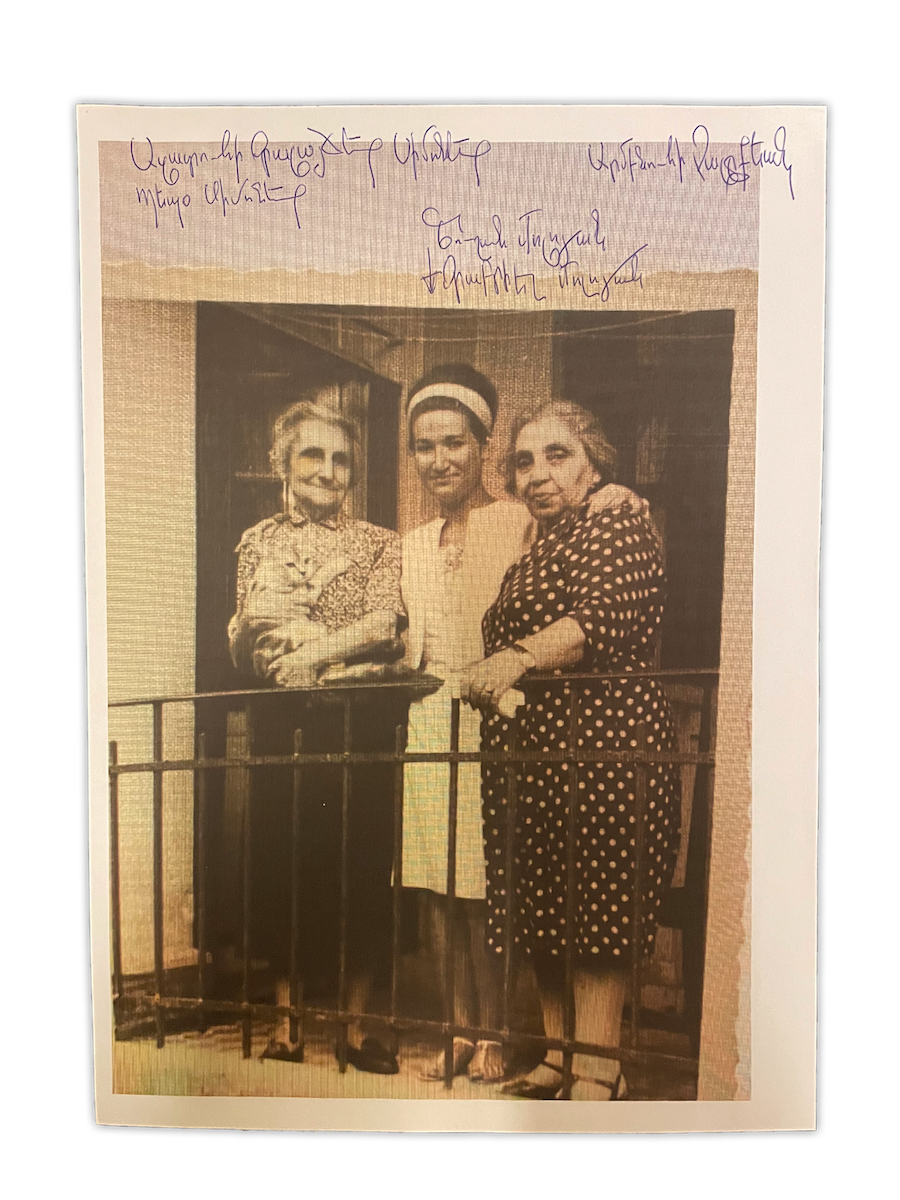 Üzerine el yazısıyla not alınmış bir fotoğrafın fotoğrafı