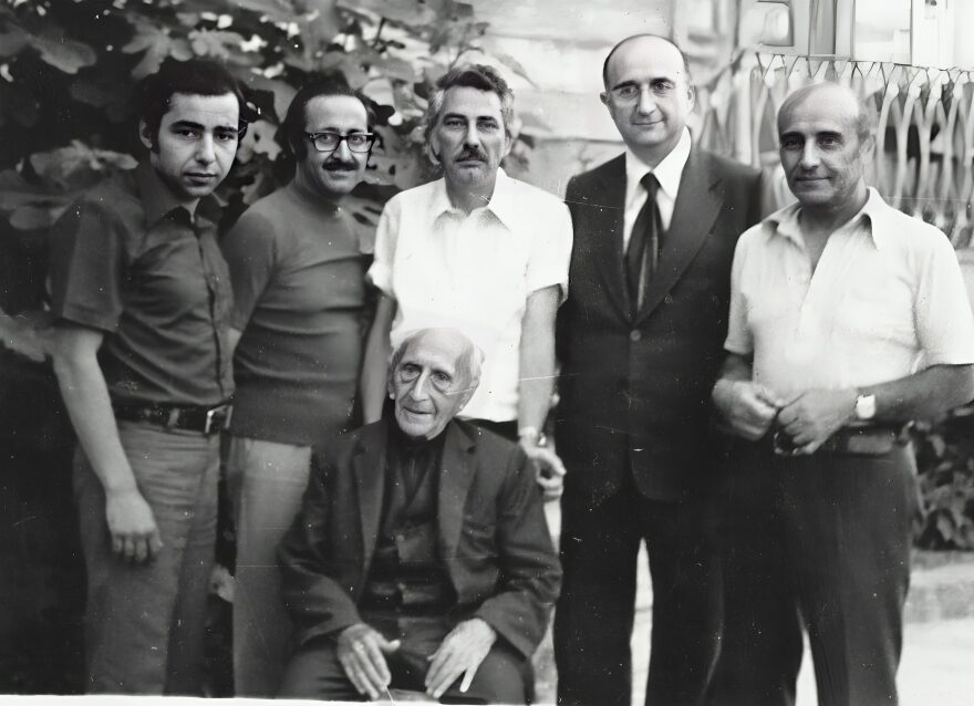 Ayakta ikna-Sariaslan, Onnik-Ficiciyan, Zahrad, Zareh Kihrakuni, Vartan-Gomiksan ve oturan Hagop Mintzuri fotoğrafı