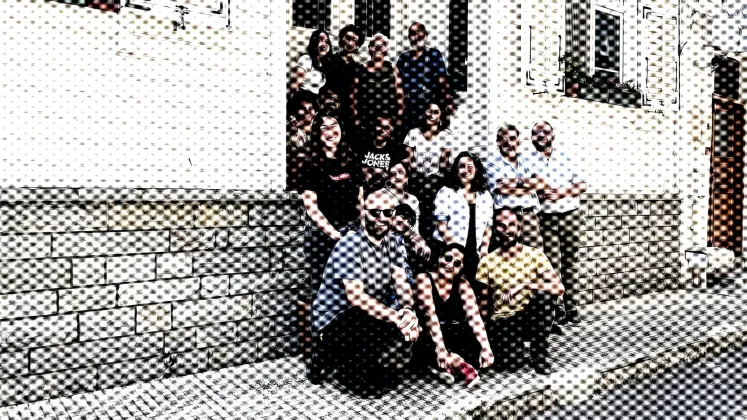 Payline ve Yetvart Tomasyan'ın evlerinin önünde topluca çekilmiş fotoğraf