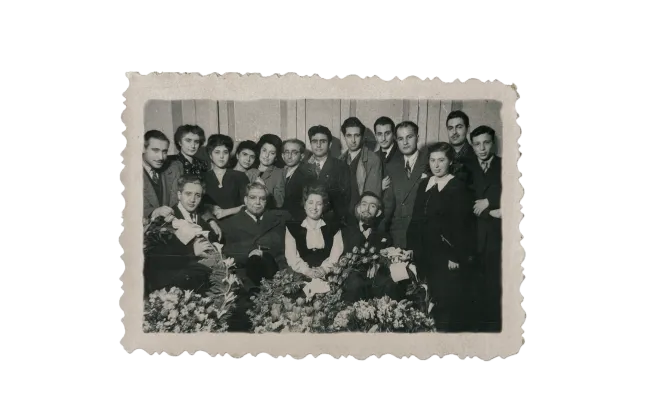 siyah beyaz eski bir fotoğrafta topluca poz verenler