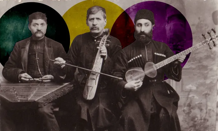 üç Ermeni aşığın enstürmanlarıyla poz verdikleri siyah beyaz bir fotoğrafa çeşitli fon desenleriyle müdahale edilmiş bir görüntü.