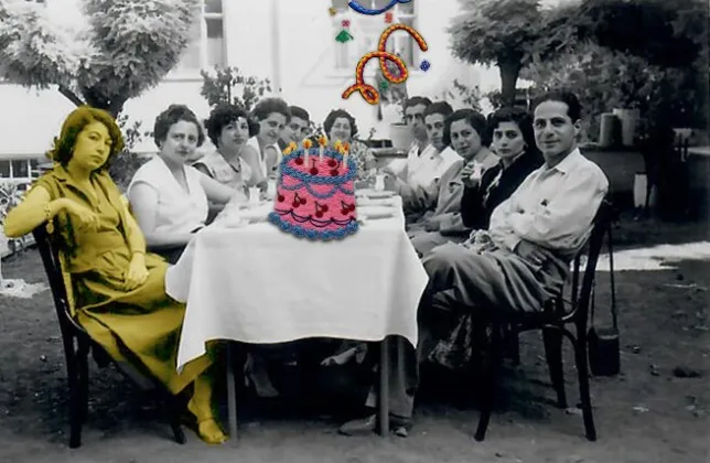 sofra başında toplanmış bir grup insanın fotoğrafına pasta montajlanmış