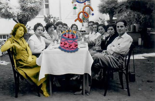 sofra başında toplanmış bir grup insanın fotoğrafına pasta montajlanmış