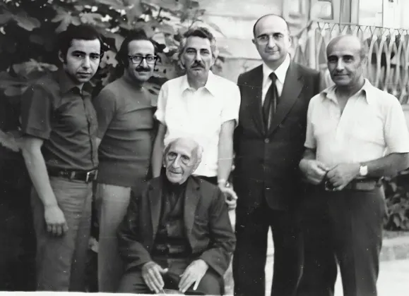 Ayakta ikna-Sariaslan, Onnik-Ficiciyan, Zahrad, Zareh Kihrakuni, Vartan-Gomiksan ve oturan Hagop Mintzuri fotoğrafı