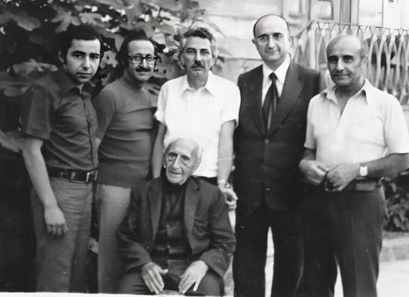 Ayakta ikna-Sariaslan, Onnik-Ficiciyan, Zahrad, Zareh Kihrakuni, Vartan-Gomiksan ve oturan Hagop Mintzuri fotoğrafı