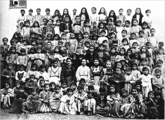 çocukların göründüğü siyah beyaz fotoğraf