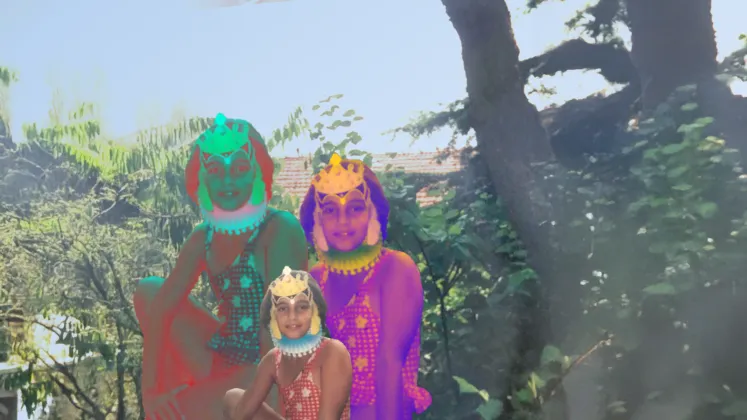 kinaliada'dan bir manzara, önünce küçük bir kız