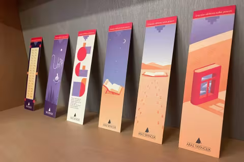 Aras yayıncılık kitap ayraçlarının dizili olduğu fotoğraf