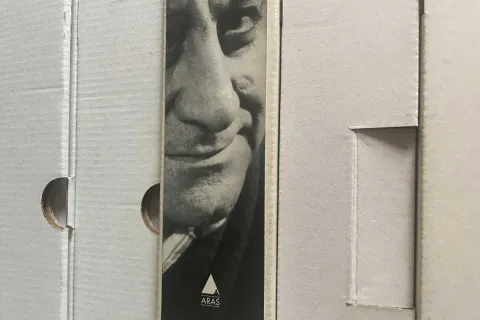 evrak kutularının fotoğrafı, bir kutunun sırtında yazarın fotoğrafı yapışık