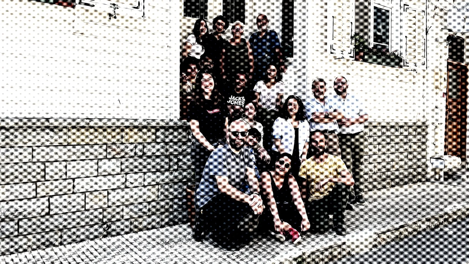 Payline ve Yetvart Tomasyan'ın evlerinin önünde topluca çekilmiş fotoğraf