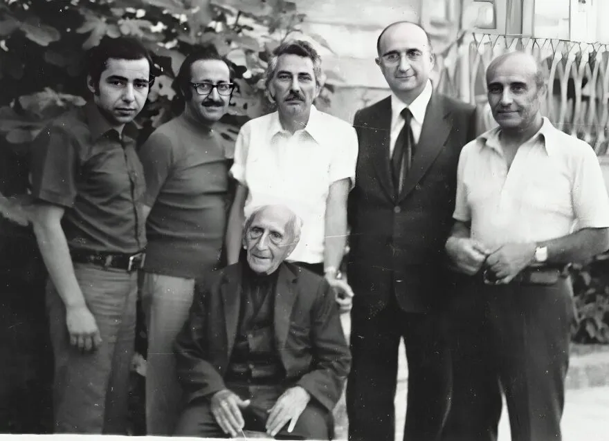 Ayakta ikna-Sariaslan, Onnik-Ficiciyan, Zahrad, Zareh Kihrakuni, Vartan-Gomiksan ve oturan Hagop Mintzuri fotoğrafı