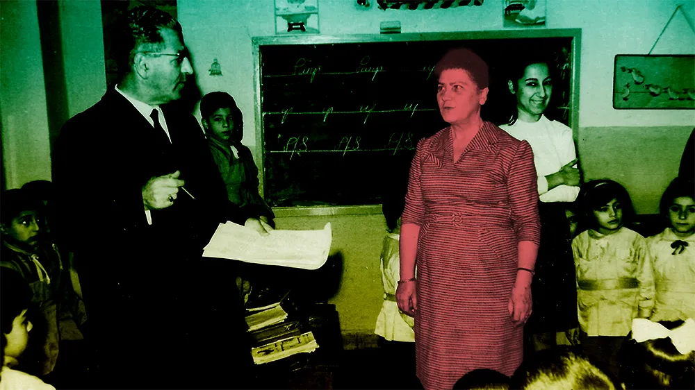 okul sınıfında öğrenciler, duvarda ermenice harfler